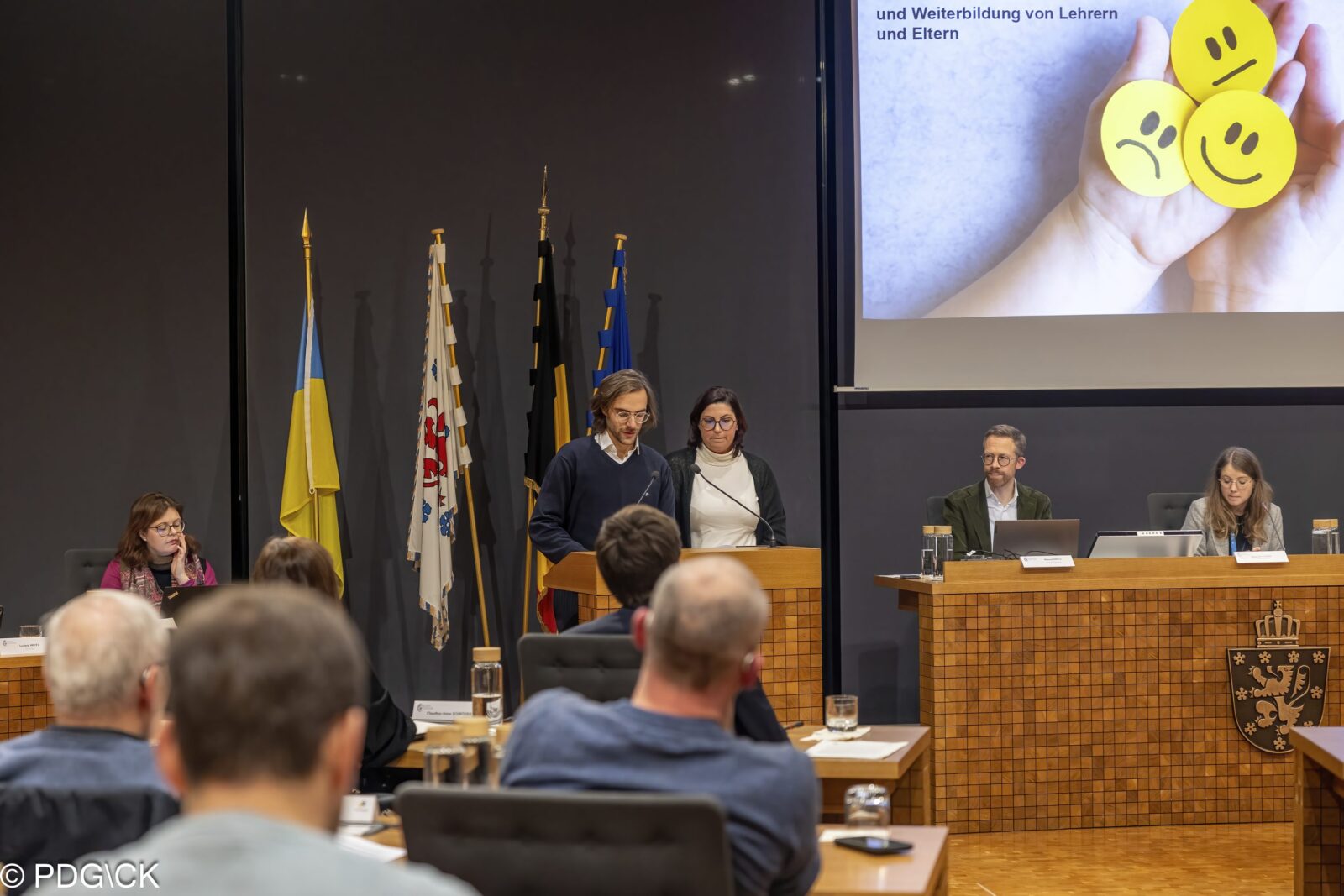 Foto: Vertreter der Bürgerversammlung „Schülerkompetenzen“ stellen am 5.12.24 ihre Empfehlungen im Ausschuss III vor © PDG\CK