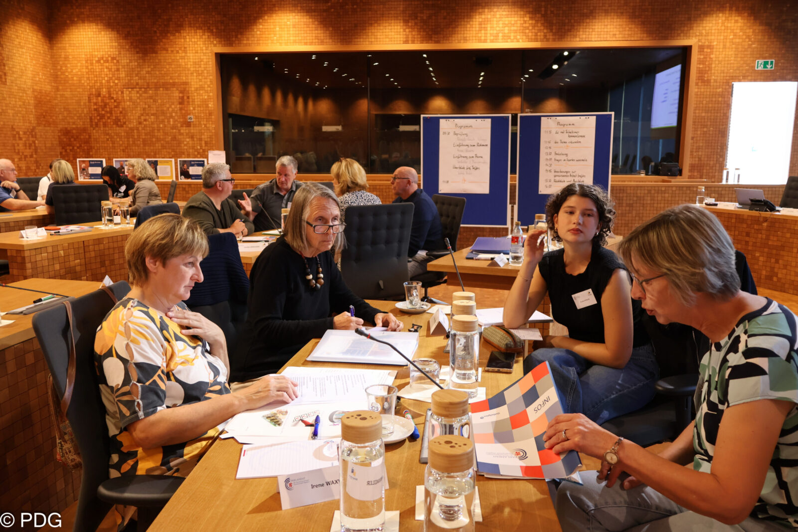 Mitglieder der 7. Bürgerversammlung arbeiten in Untergruppen Empfehlungen aus, Herbst 2025 ((c)PDG)