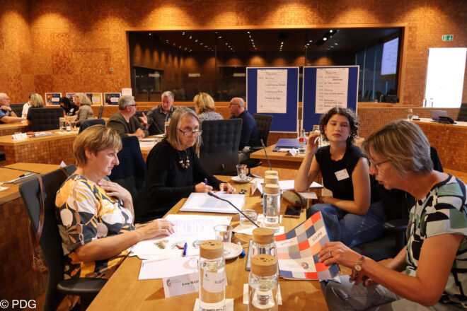 Mitglieder der 7. Bürgerversammlung arbeiten in Untergruppen Empfehlungen aus, Herbst 2025 ((c)PDG)