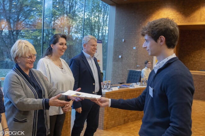 Foto: Mitglieder der 7. Bürgerversammlung überreichen Politikern ihre Empfehlungen am 8.11.2025 (c) PDG